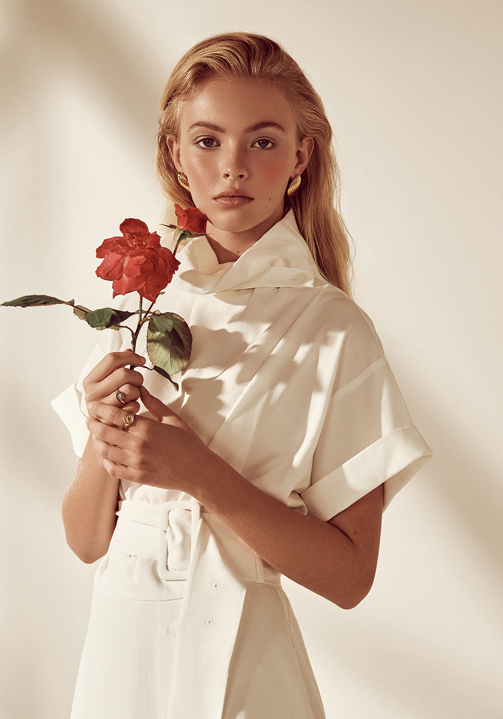 PHOTOGRAPHY GIRL WITH FLOWER IN HAND ROSE